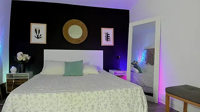 VioletPaket online show from February 12, 2026, 11:27 am