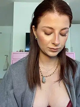 Mia-Minou online show from April 21, 2026, 7:58 am