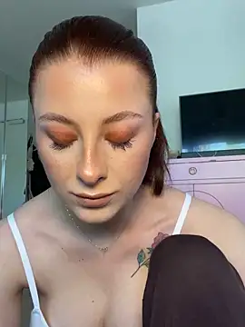 Mia-Minou online show from April 22, 2026, 7:11 am