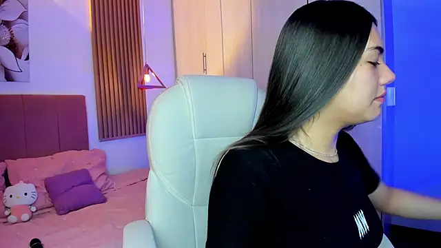 mia nevaeh online show from January 18, 2026, 5:06 pm