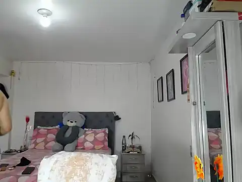 Corina hot online show from September 23, 2025, 8:23 pm