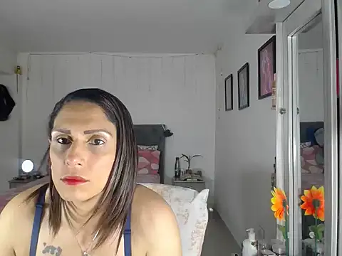 Corina hot online show from October 3, 2025, 8:17 pm