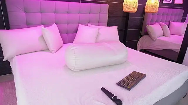 Snapshot of Bella_TS_ chatting on February 6, 2025, 8:23 pm Bella TS online show from February 6, 2025, 8:23 pm