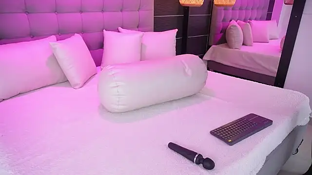 Snapshot of Bella_TS_ chatting on February 7, 2025, 9:15 pm Bella TS online show from February 7, 2025, 9:15 pm