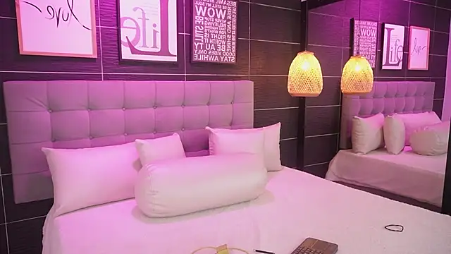 Snapshot of Bella_TS_ chatting on March 13, 2025, 10:10 pm Bella TS online show from March 13, 2025, 10:10 pm