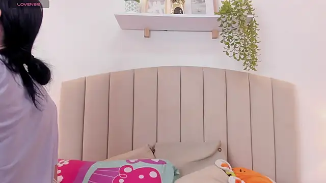 Mia thompson 19 online show from October 20, 2025, 7:58 pm