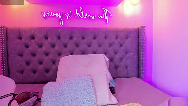 Mia thompson 19 online show from October 30, 2025, 1:56 pm