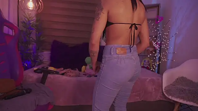 madelyn rose  online show from October 15, 2025, 2:01 am