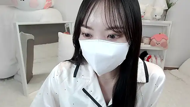 momo room online show from May 15, 2026, 11:17 am