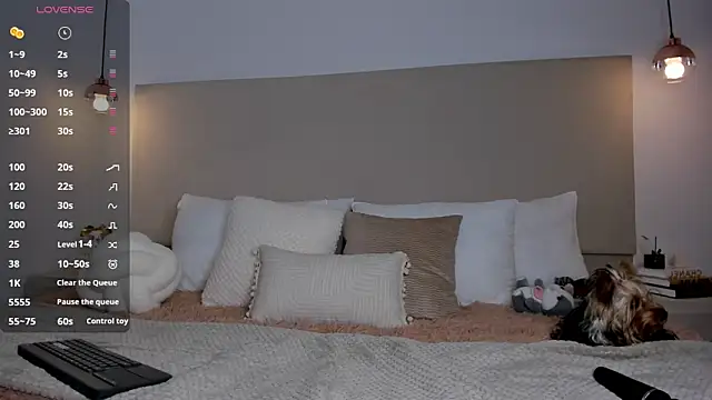 JennSanz online show from December 17, 2024, 2:33 am