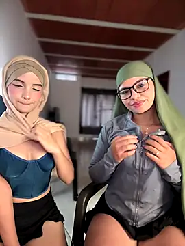 lalilamassu1 online show from October 29, 2025, 9:27 pm