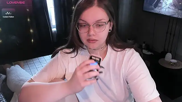 Snapshot of EvaBae chatting on December 5, 2024, 9:06 am EvaBae online show from December 5, 2024, 9:06 am