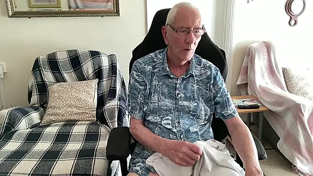Snapshot of cutaboverest chatting on May 29, 2026, 3:32 pm cutaboverest online show from May 29, 2026, 3:32 pm