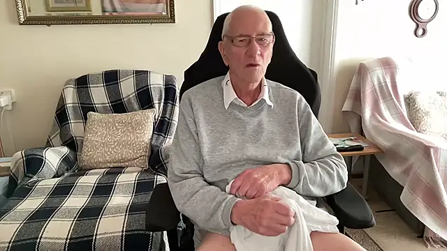 Snapshot of cutaboverest chatting on June 7, 2026, 3:05 pm cutaboverest online show from June 7, 2026, 3:05 pm
