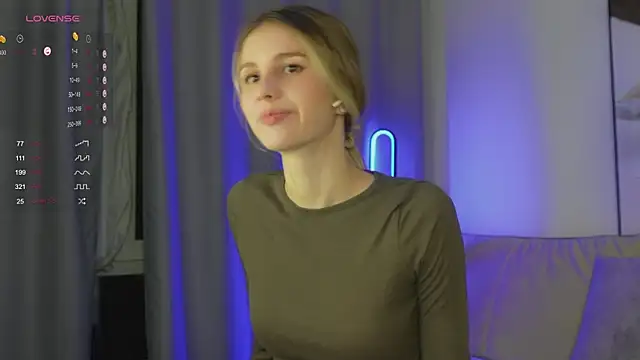 Fluffy-Angel online show from October 27, 2025, 5:06 pm