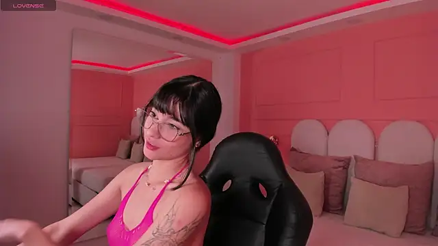 emilly williams  online show from December 9, 2024, 4:58 pm