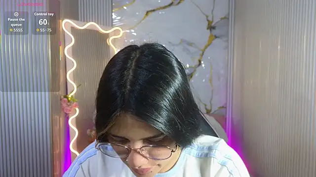 Snapshot of Chiara_tay chatting on April 17, 2026, 7:06 pm Chiara tay online show from April 17, 2026, 7:06 pm