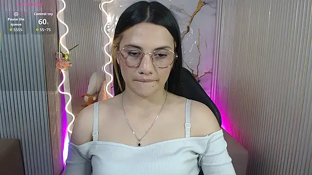 Snapshot of Chiara_tay chatting on May 8, 2026, 7:08 pm Chiara tay online show from May 8, 2026, 7:08 pm