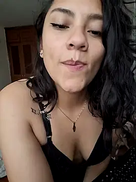 Snapshot of Thaliacooper_ chatting on December 17, 2024, 7:04 pm Thaliacooper online show from December 17, 2024, 7:04 pm