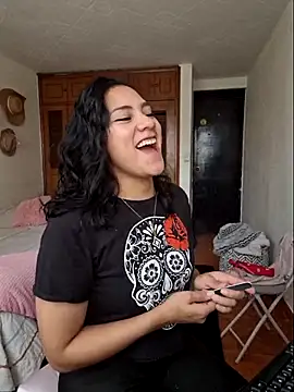 Snapshot of Thaliacooper_ chatting on March 19, 2025, 5:28 pm Thaliacooper online show from March 19, 2025, 5:28 pm