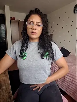 Snapshot of Thaliacooper_ chatting on March 19, 2026, 6:01 pm Thaliacooper online show from March 19, 2026, 6:01 pm