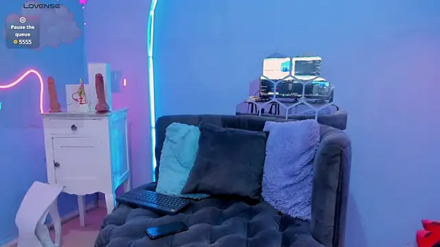 Megan Do Santos online show from February 5, 2025, 8:35 pm