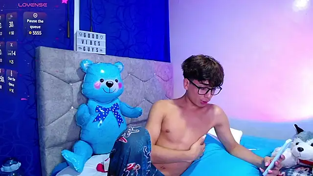 Snapshot of OwenBluee chatting on December 2, 2024, 9:02 am OwenBluee online show from December 2, 2024, 9:02 am