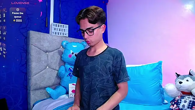 Snapshot of OwenBluee chatting on December 3, 2024, 9:44 am OwenBluee online show from December 3, 2024, 9:44 am