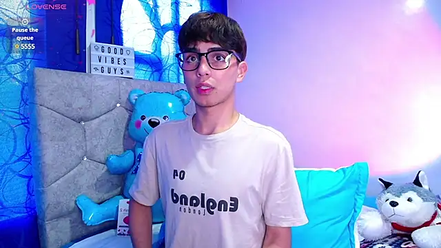 Snapshot of OwenBluee chatting on December 4, 2024, 8:51 pm OwenBluee online show from December 4, 2024, 8:51 pm