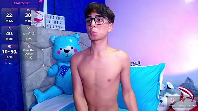 Snapshot of OwenBluee chatting on December 4, 2024, 11:57 pm OwenBluee online show from December 4, 2024, 11:57 pm