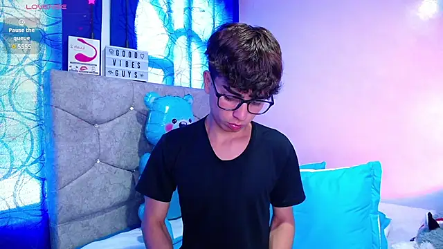 Snapshot of OwenBluee chatting on December 6, 2024, 2:06 pm OwenBluee online show from December 6, 2024, 2:06 pm