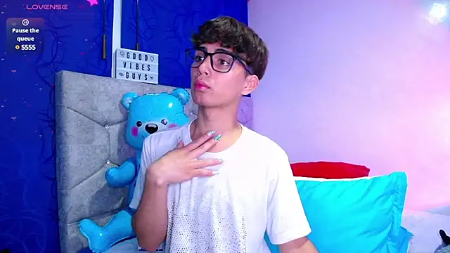 Snapshot of OwenBluee chatting on December 7, 2024, 7:38 am OwenBluee online show from December 7, 2024, 7:38 am