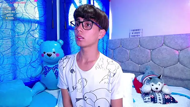 Snapshot of OwenBluee chatting on December 11, 2024, 9:23 pm OwenBluee online show from December 11, 2024, 9:23 pm