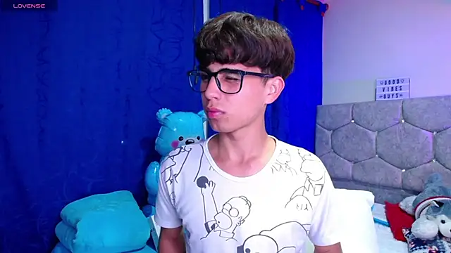 Snapshot of OwenBluee chatting on December 12, 2024, 12:27 am OwenBluee online show from December 12, 2024, 12:27 am