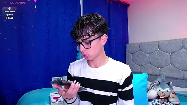 Snapshot of OwenBluee chatting on December 13, 2024, 10:55 pm OwenBluee online show from December 13, 2024, 10:55 pm