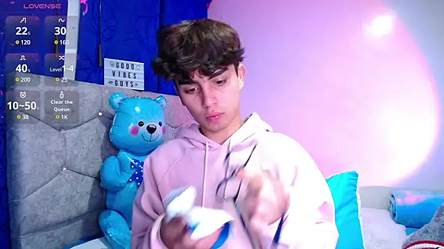 Snapshot of OwenBluee chatting on December 24, 2024, 3:27 am OwenBluee online show from December 24, 2024, 3:27 am