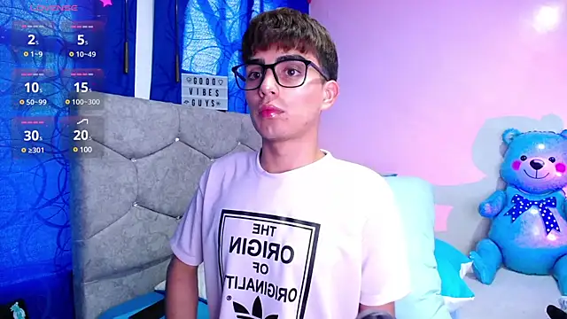 Snapshot of OwenBluee chatting on January 10, 2025, 8:26 pm OwenBluee online show from January 10, 2025, 8:26 pm