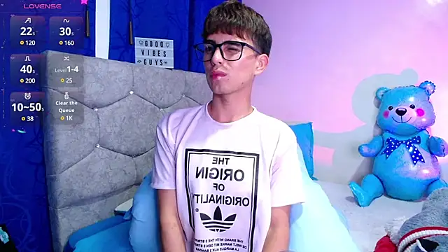 Snapshot of OwenBluee chatting on January 11, 2025, 12:01 am OwenBluee online show from January 11, 2025, 12:01 am