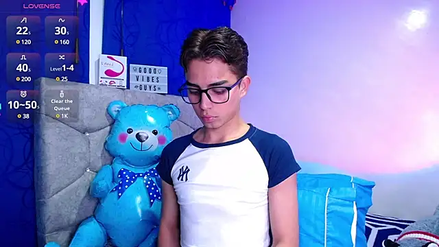 Snapshot of OwenBluee chatting on January 28, 2025, 6:16 am OwenBluee online show from January 28, 2025, 6:16 am