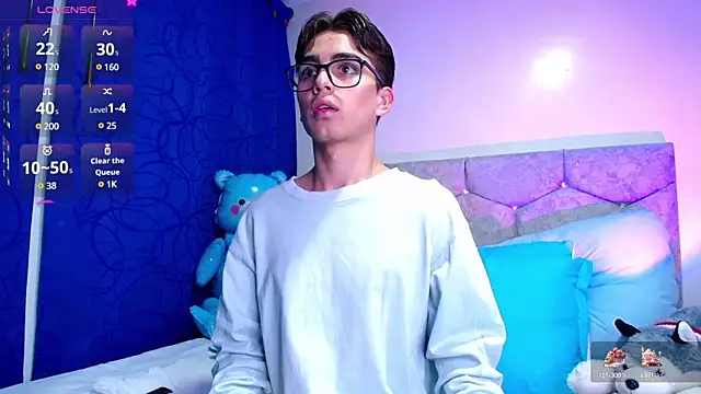 Snapshot of OwenBluee chatting on February 1, 2025, 3:41 am OwenBluee online show from February 1, 2025, 3:41 am