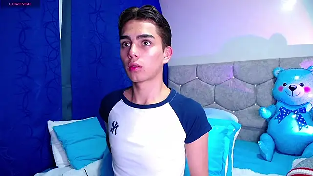 Snapshot of OwenBluee chatting on February 5, 2025, 6:24 am OwenBluee online show from February 5, 2025, 6:24 am