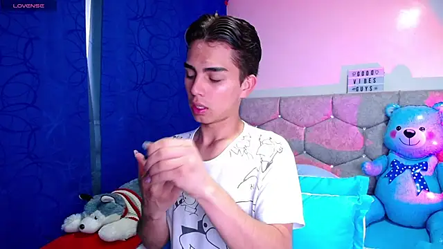 Snapshot of OwenBluee chatting on February 7, 2025, 2:15 pm OwenBluee online show from February 7, 2025, 2:15 pm