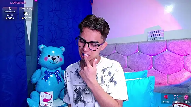 Snapshot of OwenBluee chatting on February 13, 2025, 8:17 am OwenBluee online show from February 13, 2025, 8:17 am