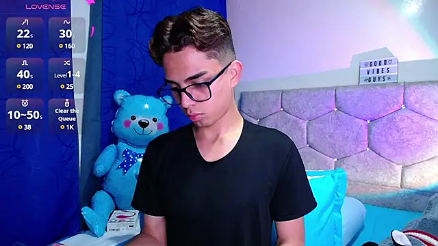 Snapshot of OwenBluee chatting on February 13, 2025, 10:43 pm OwenBluee online show from February 13, 2025, 10:43 pm