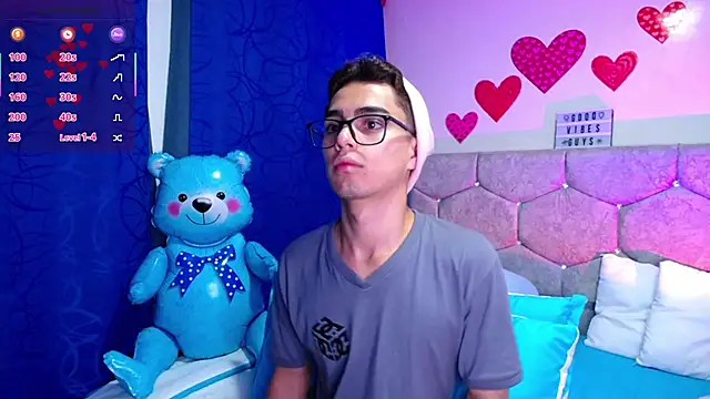 Snapshot of OwenBluee chatting on February 21, 2025, 12:16 am OwenBluee online show from February 21, 2025, 12:16 am