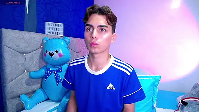 Snapshot of OwenBluee chatting on February 26, 2025, 3:32 am OwenBluee online show from February 26, 2025, 3:32 am