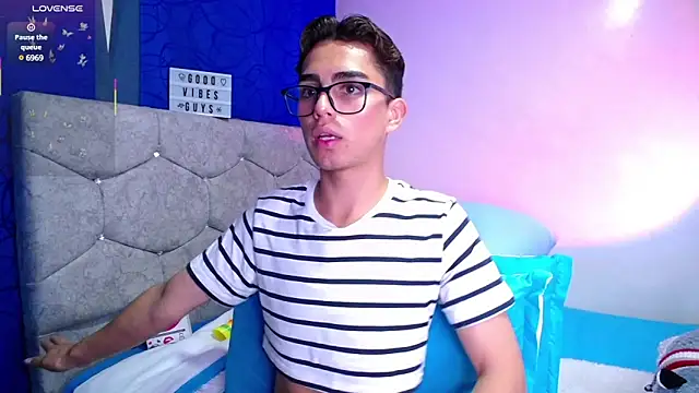 Snapshot of OwenBluee chatting on March 2, 2025, 9:31 am OwenBluee online show from March 2, 2025, 9:31 am