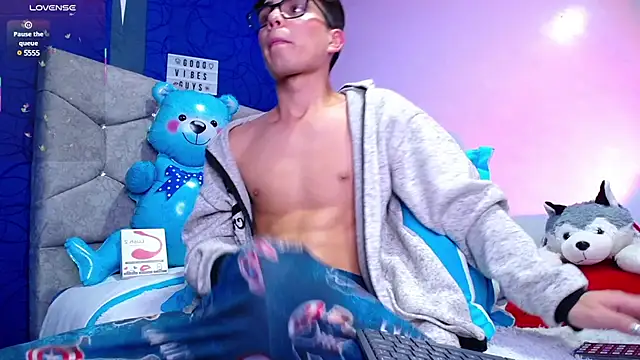 Snapshot of OwenBluee chatting on March 3, 2025, 12:58 pm OwenBluee online show from March 3, 2025, 12:58 pm