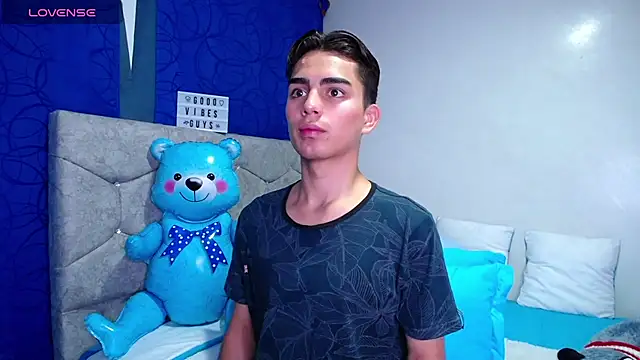 Snapshot of OwenBluee chatting on March 4, 2025, 5:32 am OwenBluee online show from March 4, 2025, 5:32 am