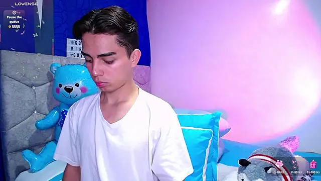 Snapshot of OwenBluee chatting on March 7, 2025, 6:57 am OwenBluee online show from March 7, 2025, 6:57 am